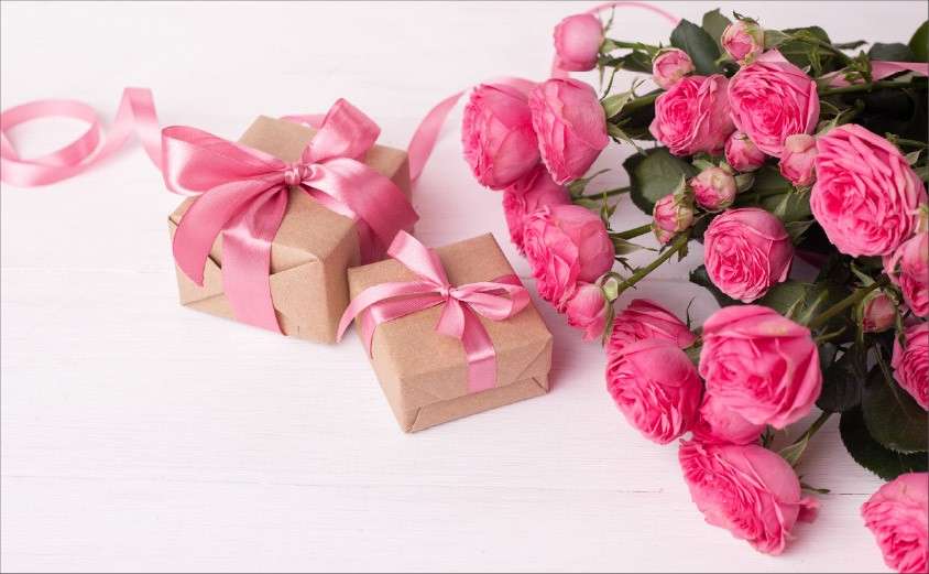 Biodegradable drinking straws with green leaves