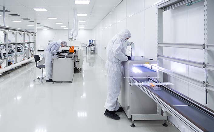 Europe Cleanroom Lighting Market Application Insights Across Pharma Semiconductor and Healthcare Sectors